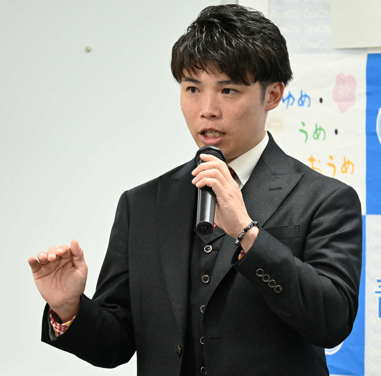 講演会で地球温暖化について語る成田童夢（撮影・飯岡大暉）