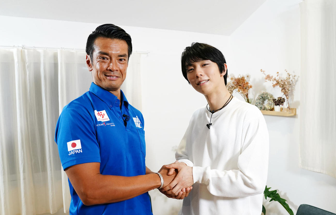 対談を終え握手を交わす羽生さん（右）と栗原さん（撮影・横山健太）