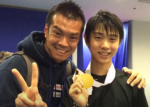 18年平昌五輪で2連覇した後、記念撮影する23歳の羽生さん（右）と栗原さん