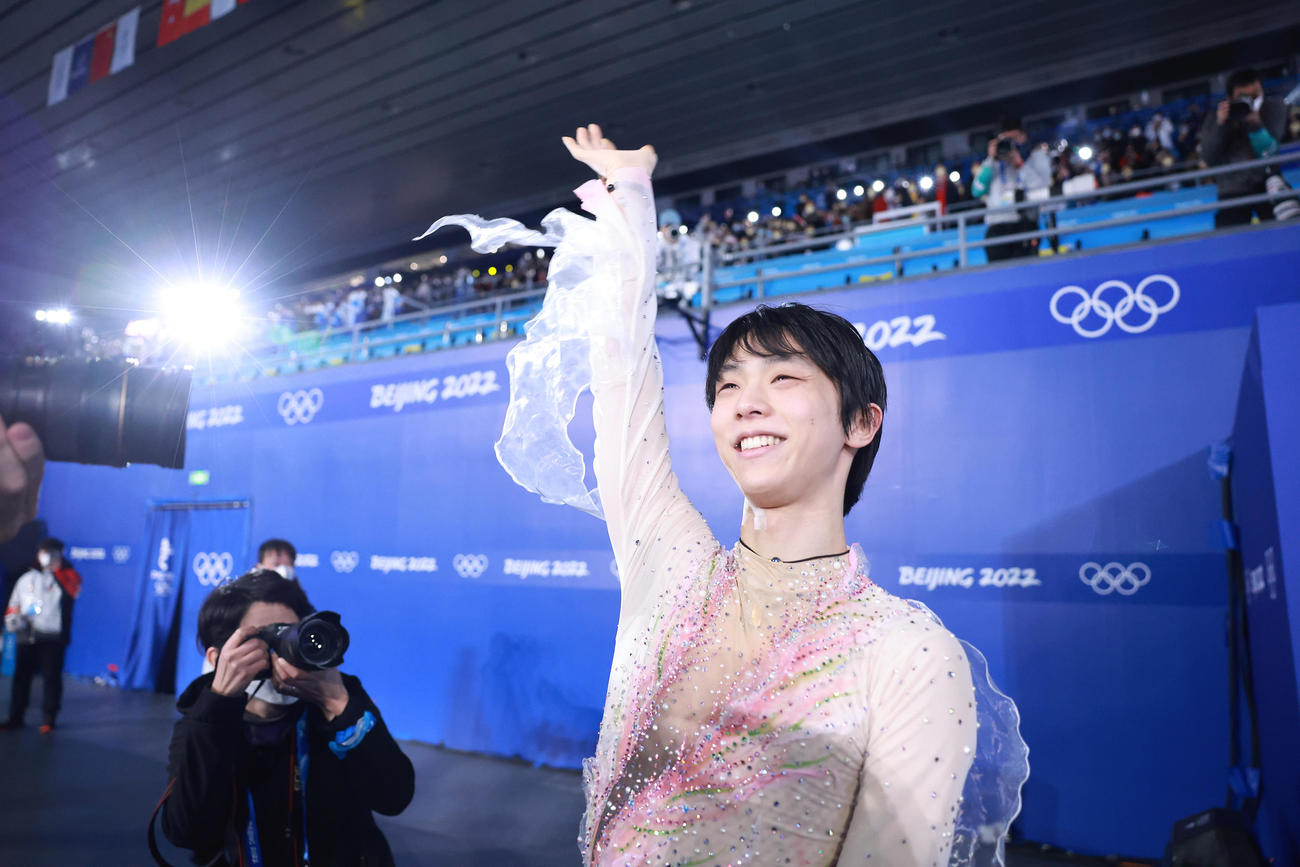 22年2月、北京五輪　フィギュアスケート・エキシビション　セレモニーを終え満面の笑顔で手を振り引き揚げる羽生