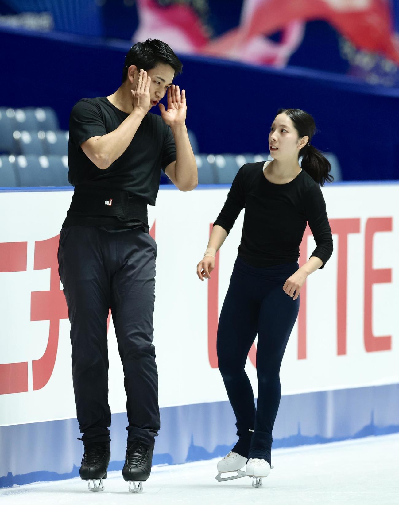 公式練習で言葉を交わす木原（左）と三浦（撮影・河田真司）
