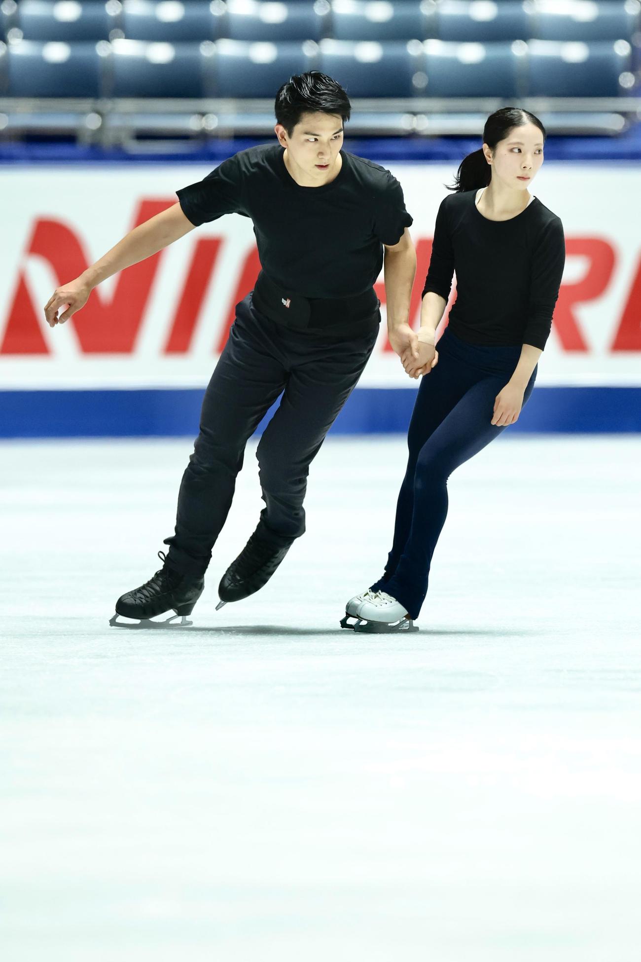 公式練習で調整する木原（左）と三浦（撮影・河田真司）