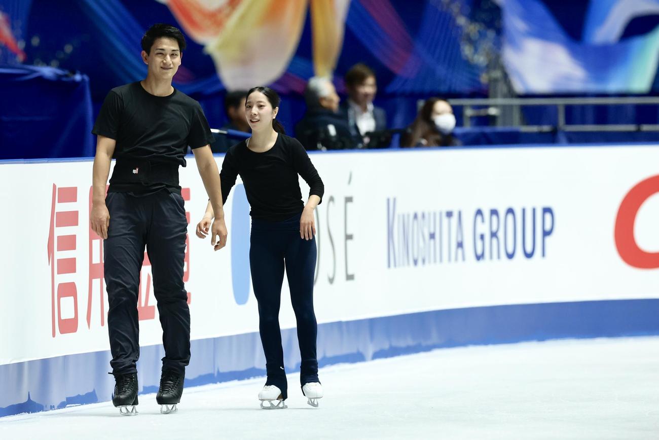 公式練習で笑顔を見せる木原（左）と三浦（撮影・河田真司）