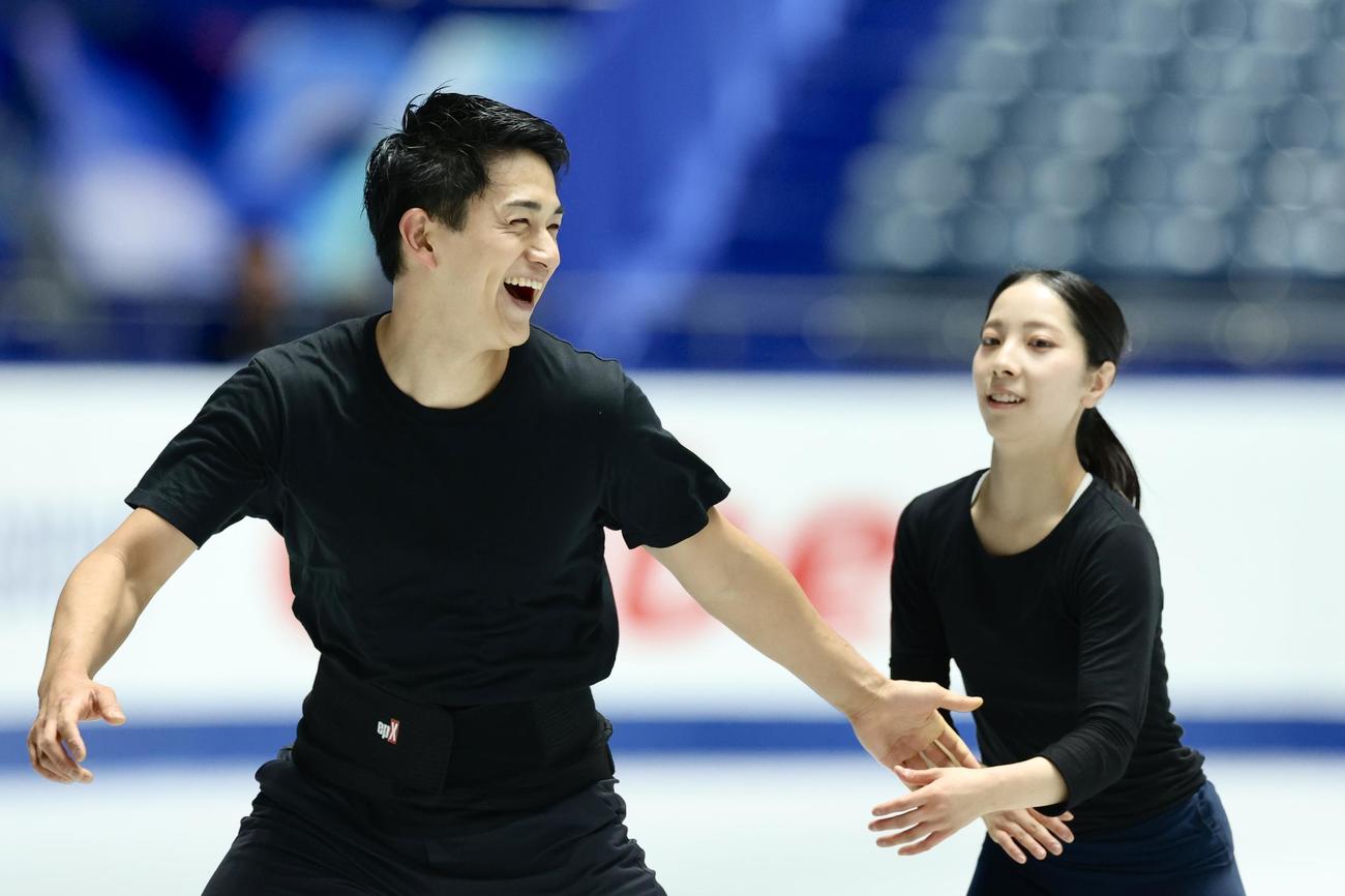 公式練習で笑顔を見せる木原（左）と三浦（撮影・河田真司）