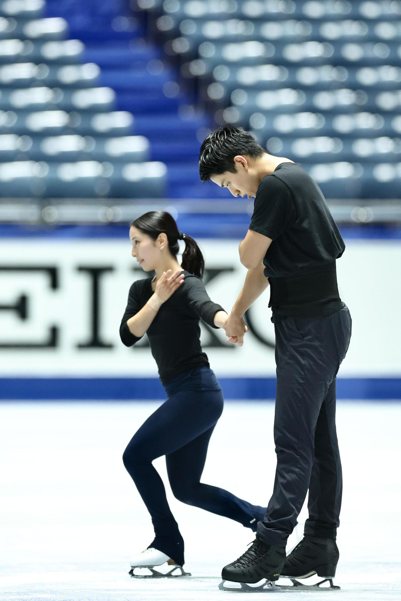公式練習で調整する三浦（左）と木原（撮影・河田真司）