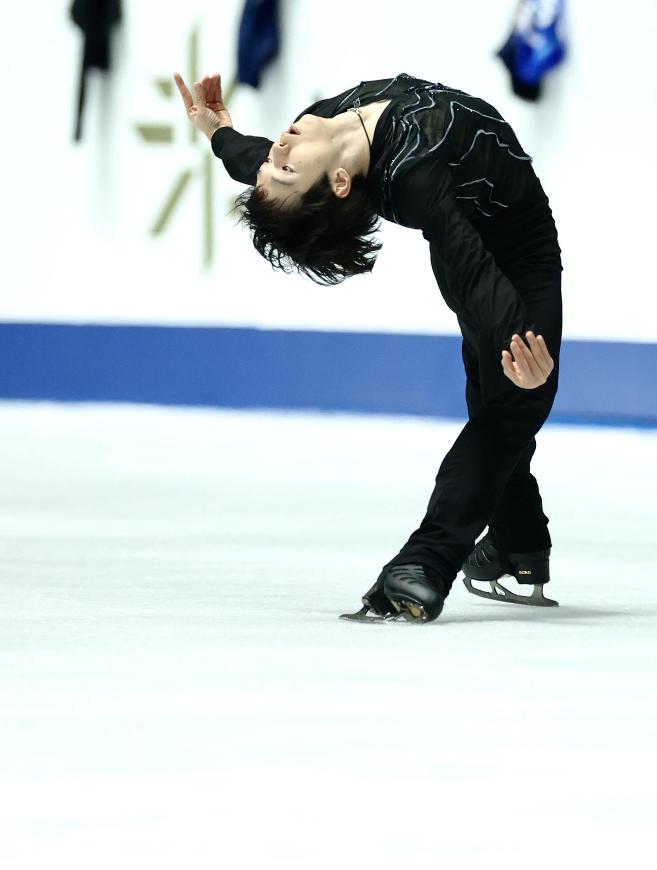 公式練習で調整する鍵山（撮影・河田真司）
