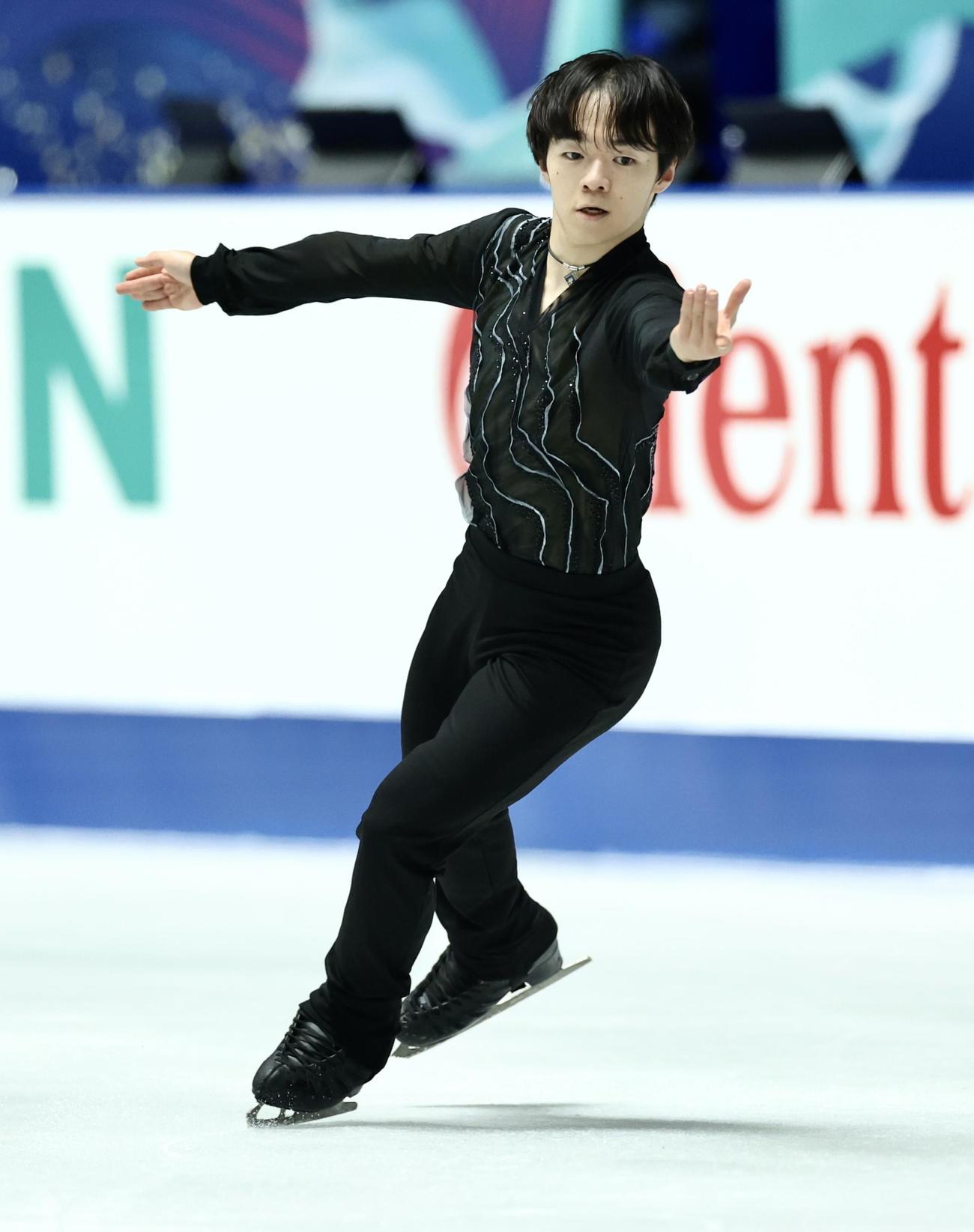 公式練習で調整する鍵山（撮影・河田真司）