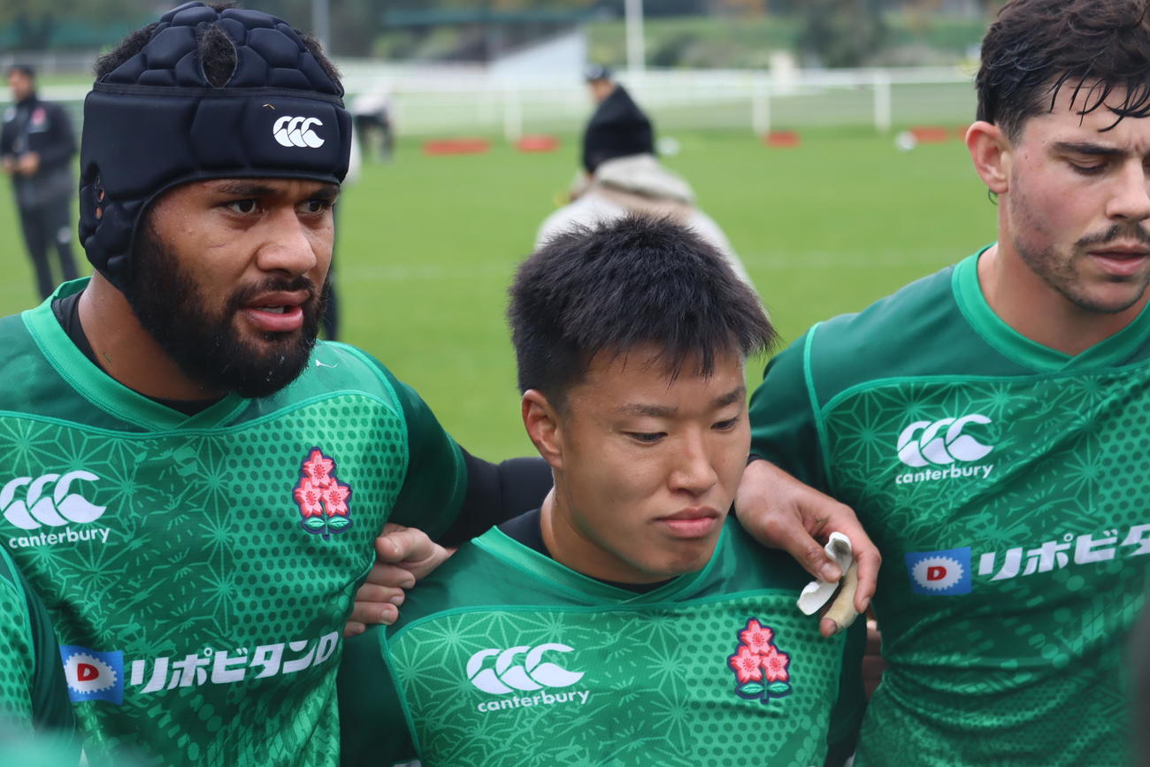 5日、フランス戦に向けた練習で引き締まった表情を見せる日本代表SH斎藤直人（中央）（C）JRFU