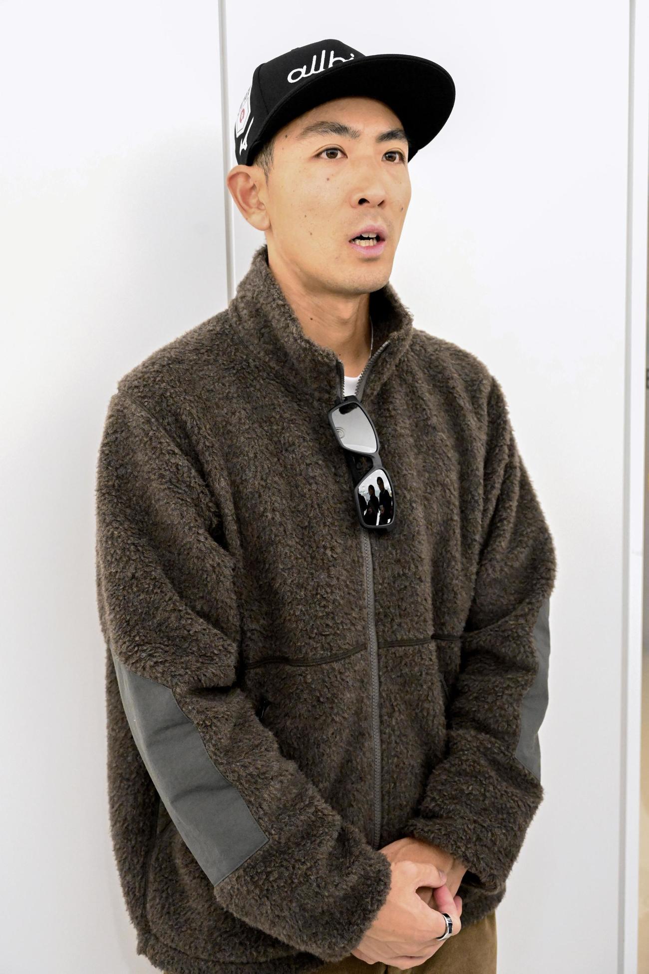 出発前に取材に応じるノルディックスキー複合男子の渡部暁斗（共同）