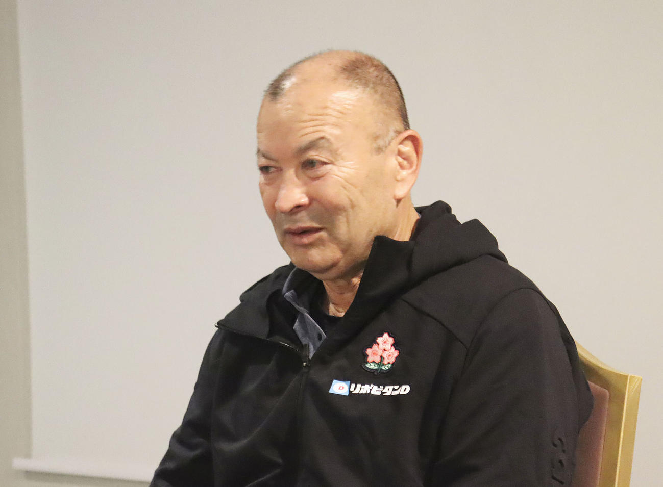 オンラインで記者会見するラグビー日本代表のジョーンズ・ヘッドコーチ＝7日（ⓒJRFU）（共同）