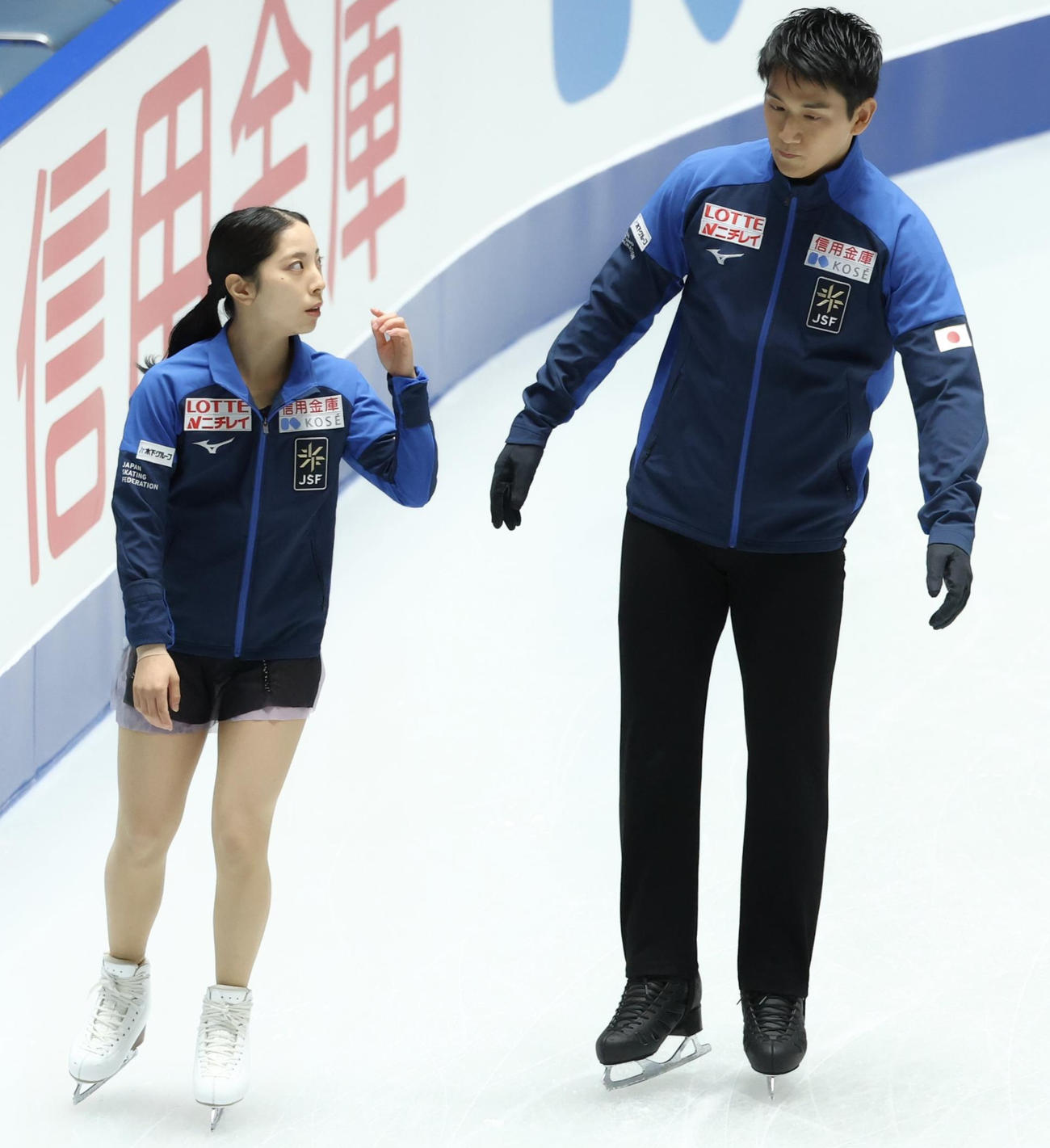 公式練習で調整する三浦（左）と木原（撮影・河田真司）