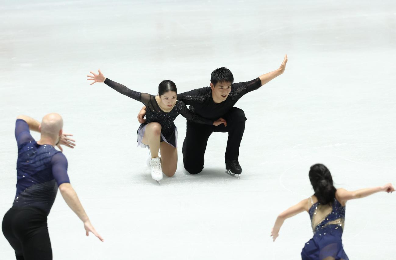 公式練習で調整する三浦（左）と木原（撮影・河田真司）
