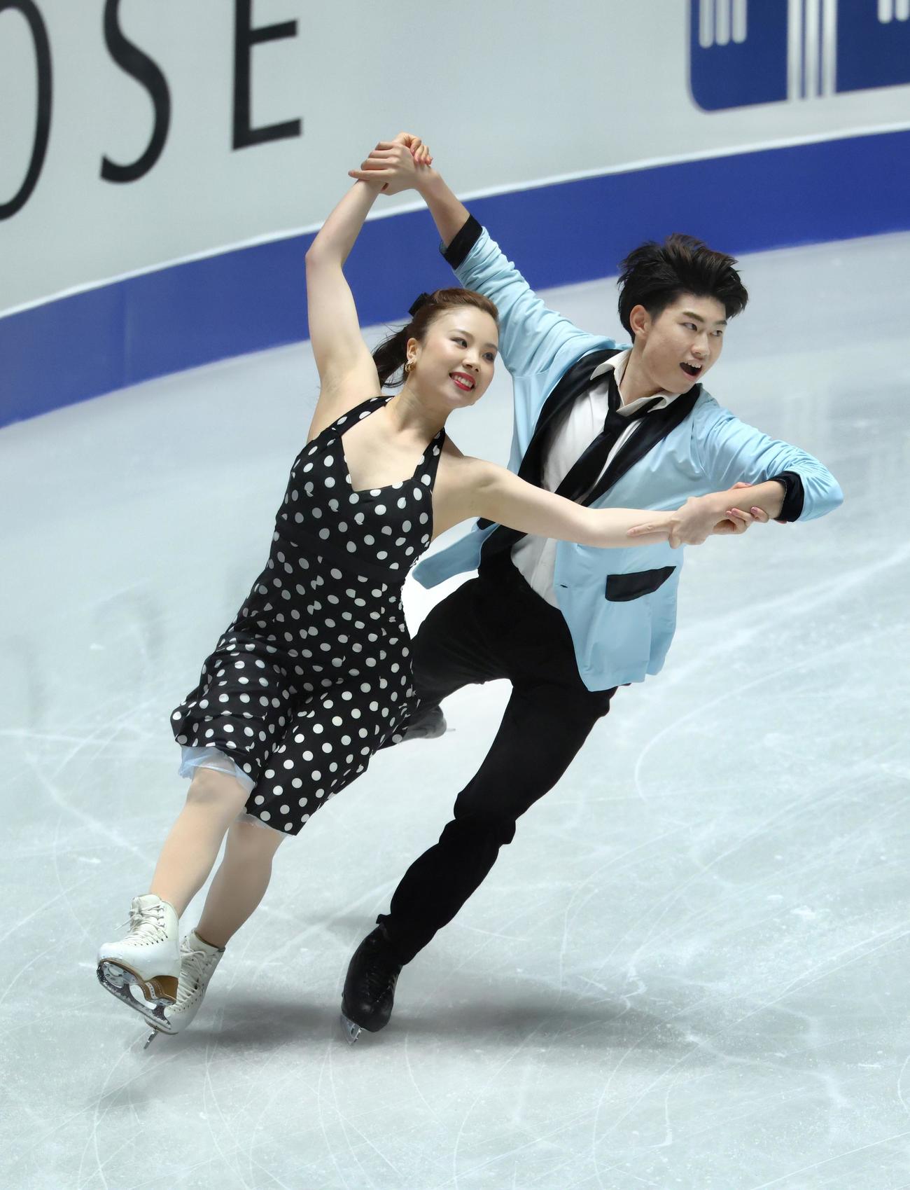 アイスダンス　演技を披露する吉田（左）と森田（撮影・河田真司）