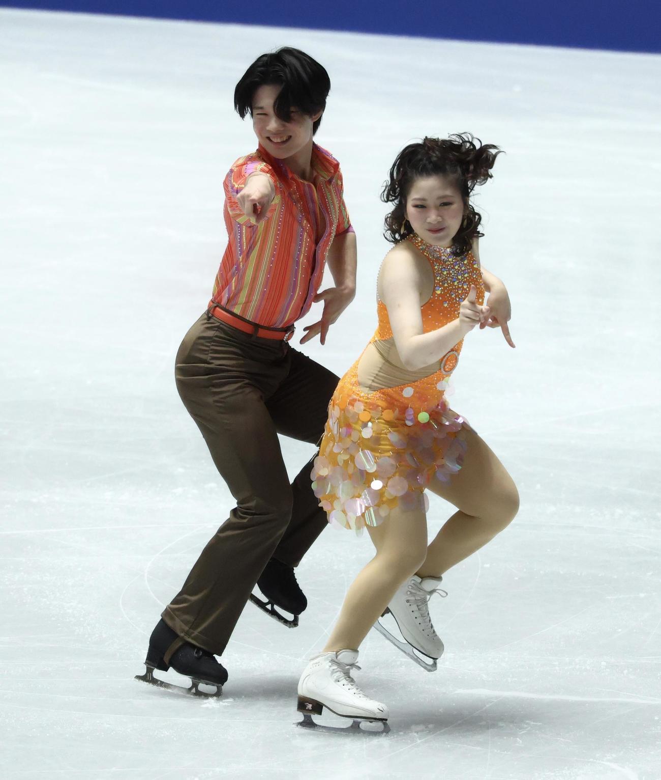 アイスダンス　演技を披露する西山（左）と田中（撮影・河田真司）