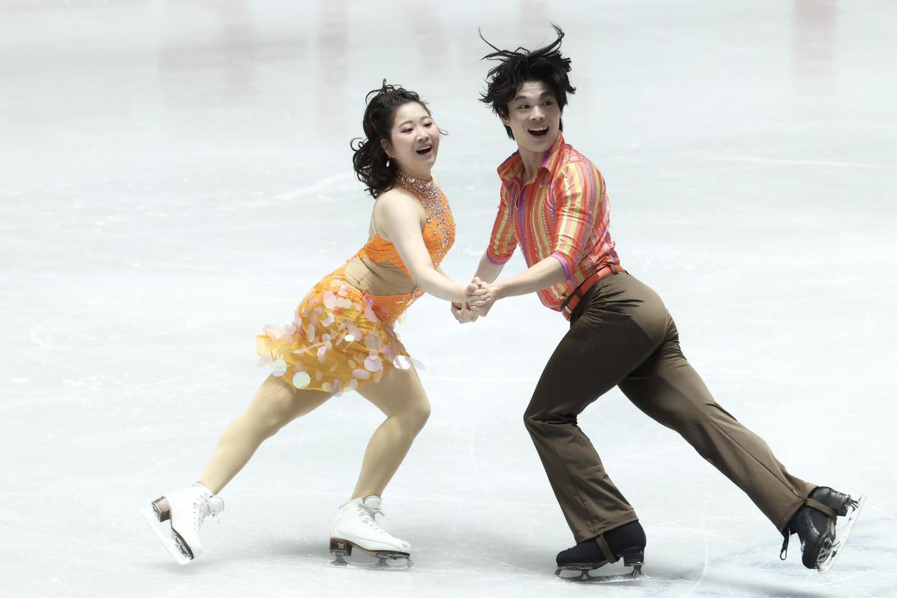 アイスダンス　演技を披露する田中（左）と西山（撮影・河田真司）
