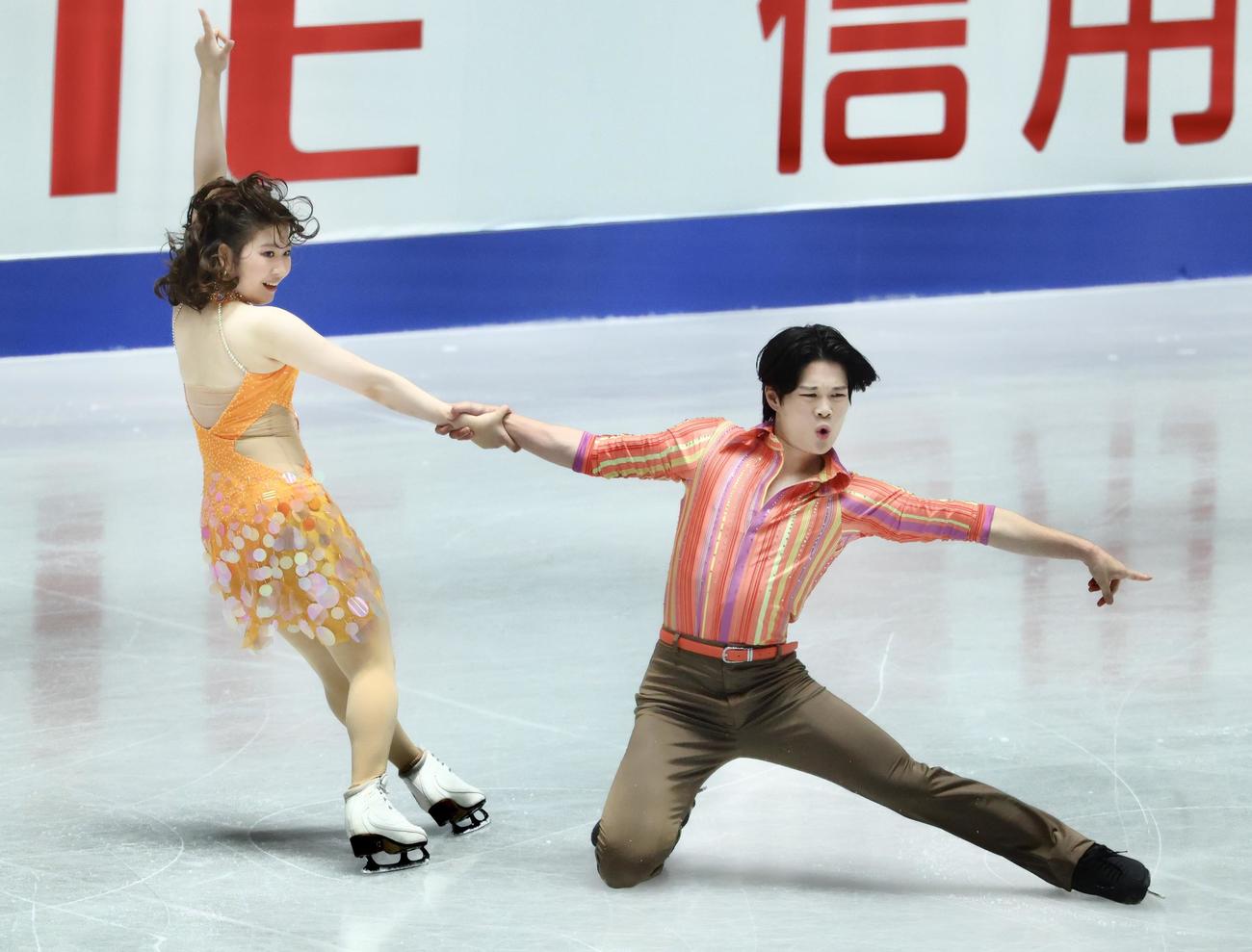 アイスダンス　演技を披露する田中（左）と西山（撮影・河田真司）