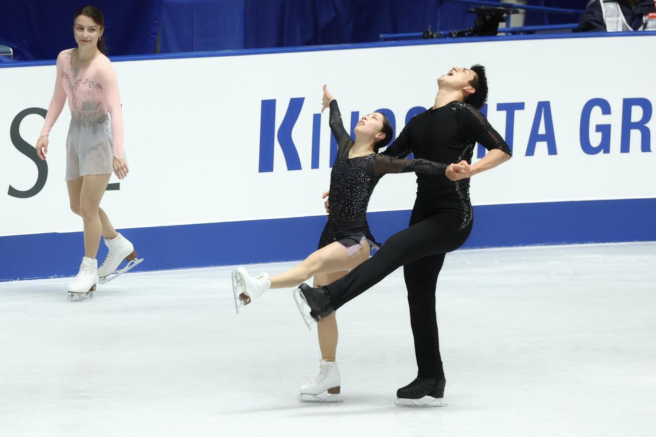 公式練習で調整する三浦（中央）と木原（撮影・河田真司）