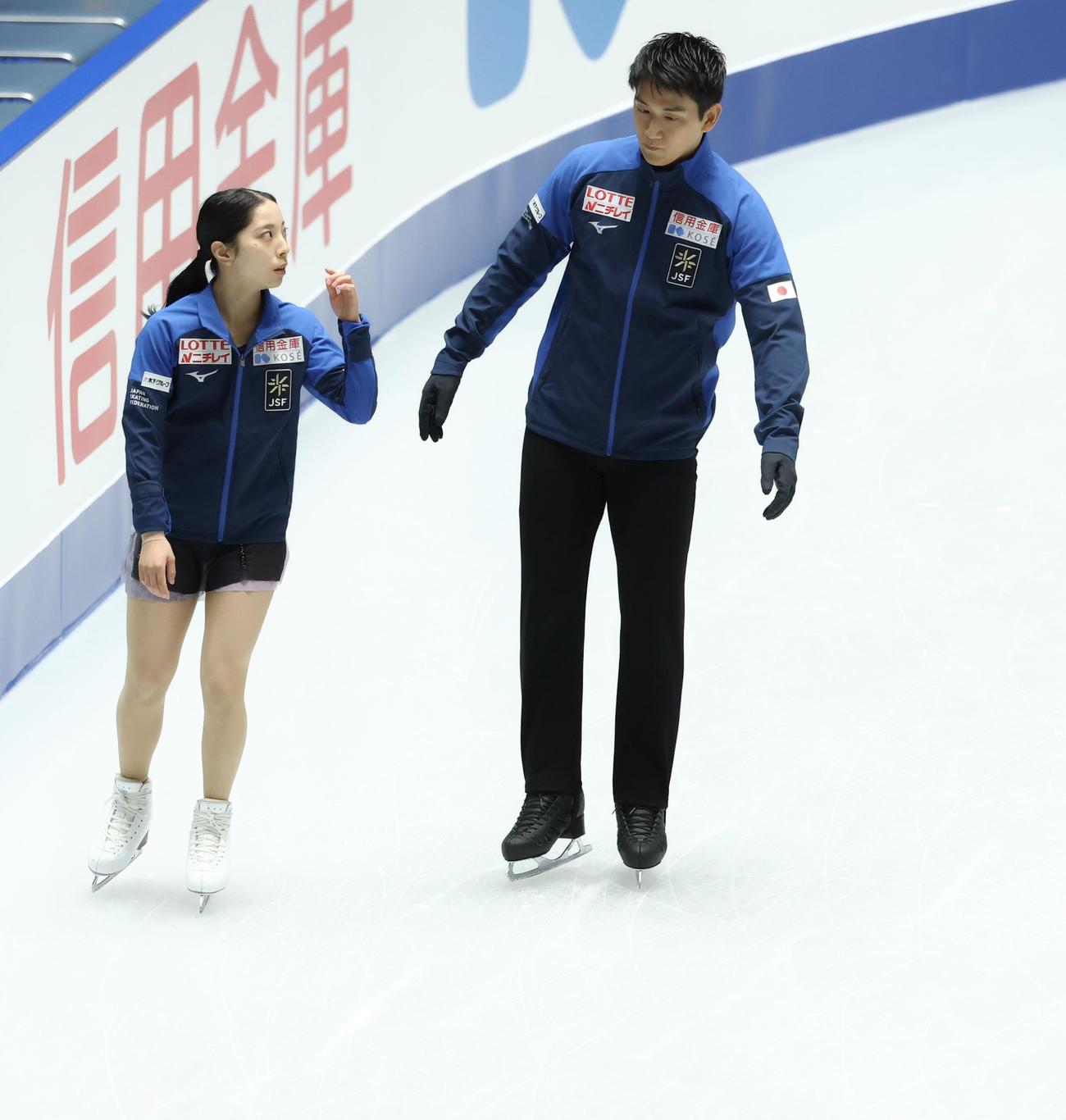 公式練習で調整する三浦（左）と木原（撮影・河田真司）