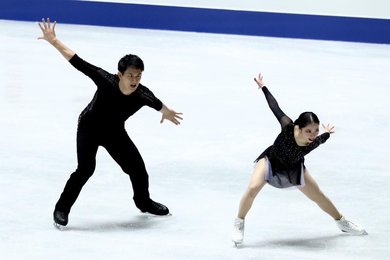 ペアSPの演技を披露する三浦（左）と木原（撮影・河田真司）