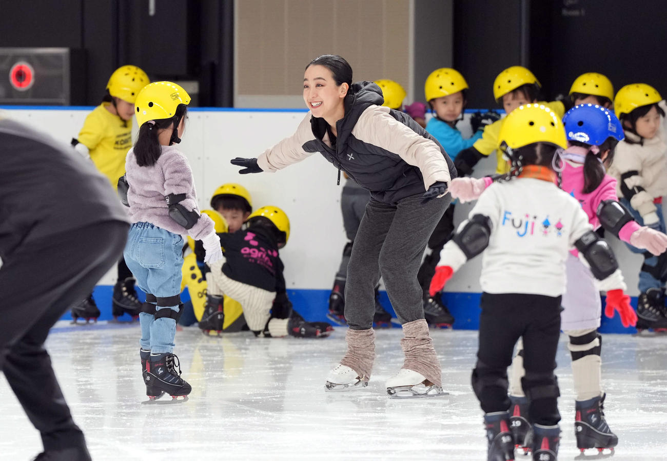 スケート教室で笑顔を見せた浅田真央さん（撮影・たえ見朱実）