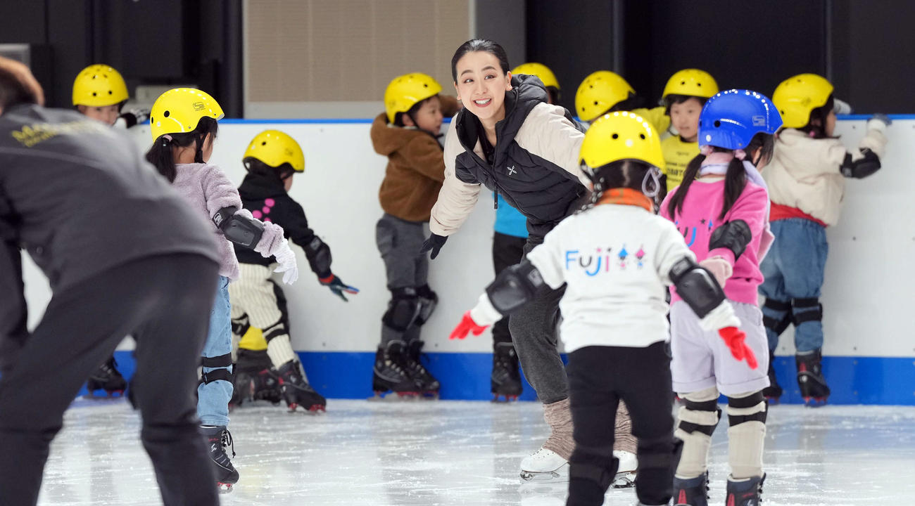 スケート教室で笑顔を見せる浅田真央さん（撮影・たえ見朱実）