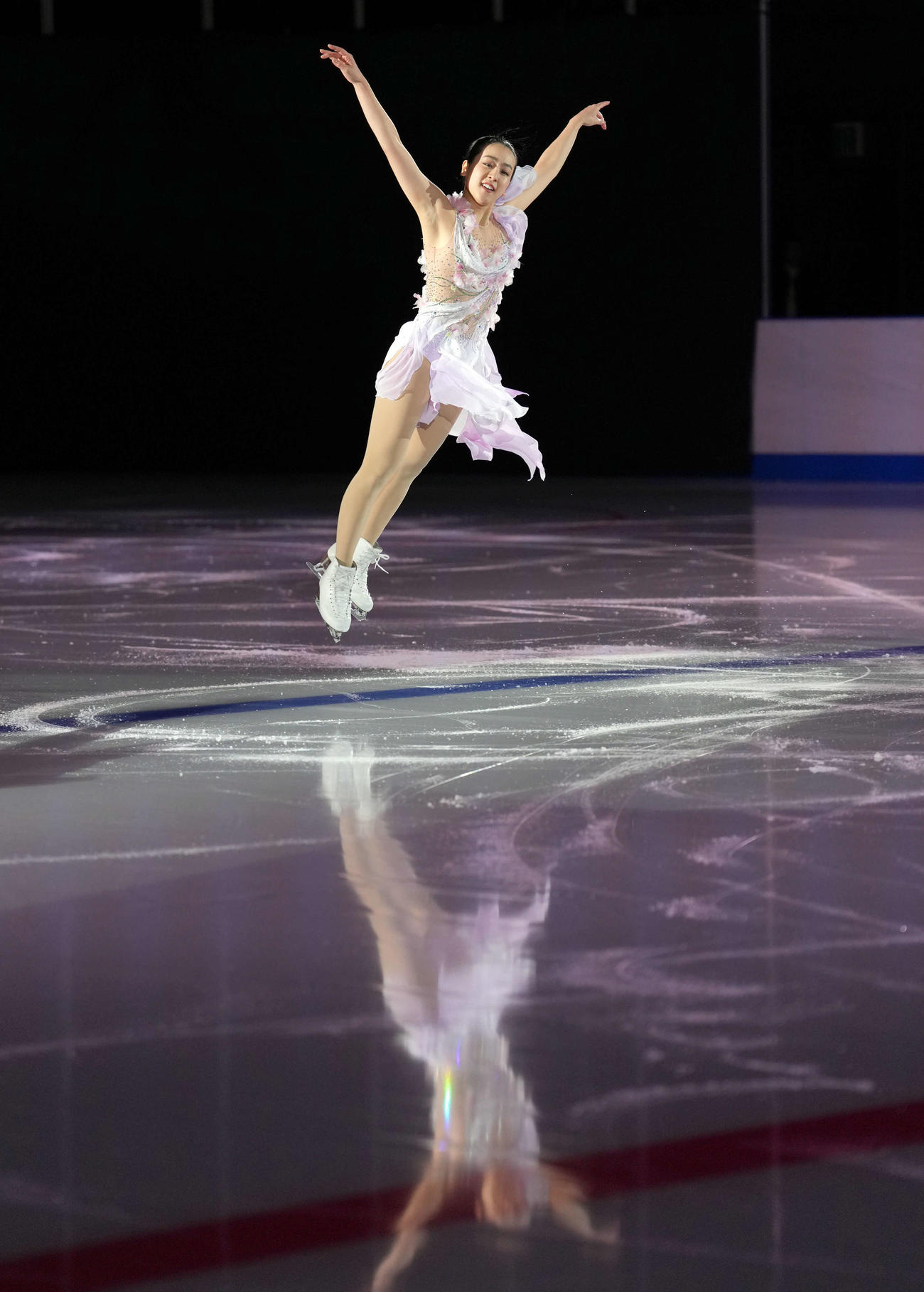 オープニングセレモニーで華麗な演技を披露する浅田真央さん（撮影・たえ見朱実）