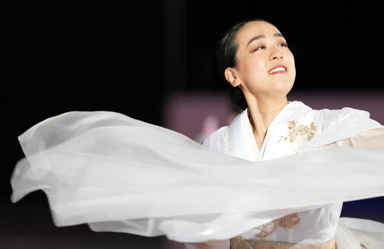 オープニングセレモニーで華麗な演技を披露する浅田真央さん（撮影・たえ見朱実）