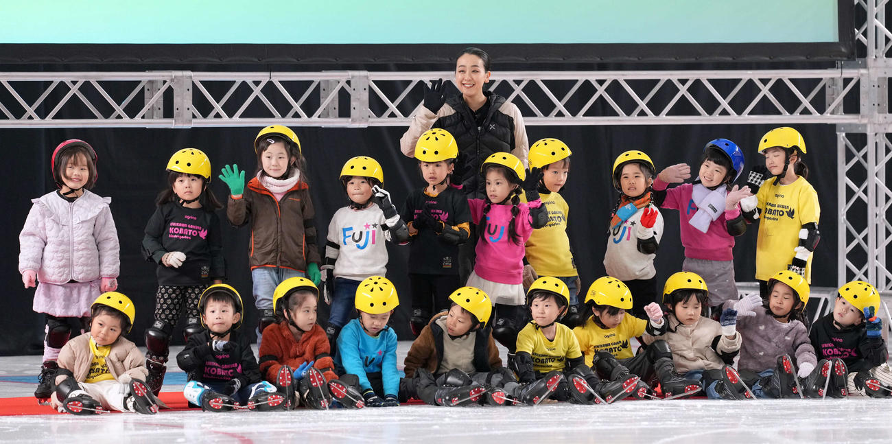 スケート教室に参加した子どもたちと記念撮影に納まる浅田真央さん（後方中央）（撮影・たえ見朱実）