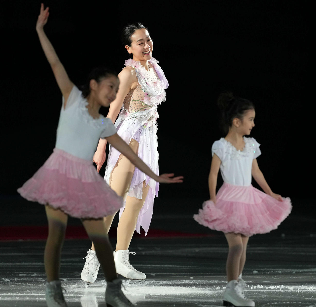 キッズスケーターとともに演技を披露する浅田真央さん（撮影・たえ見朱実）