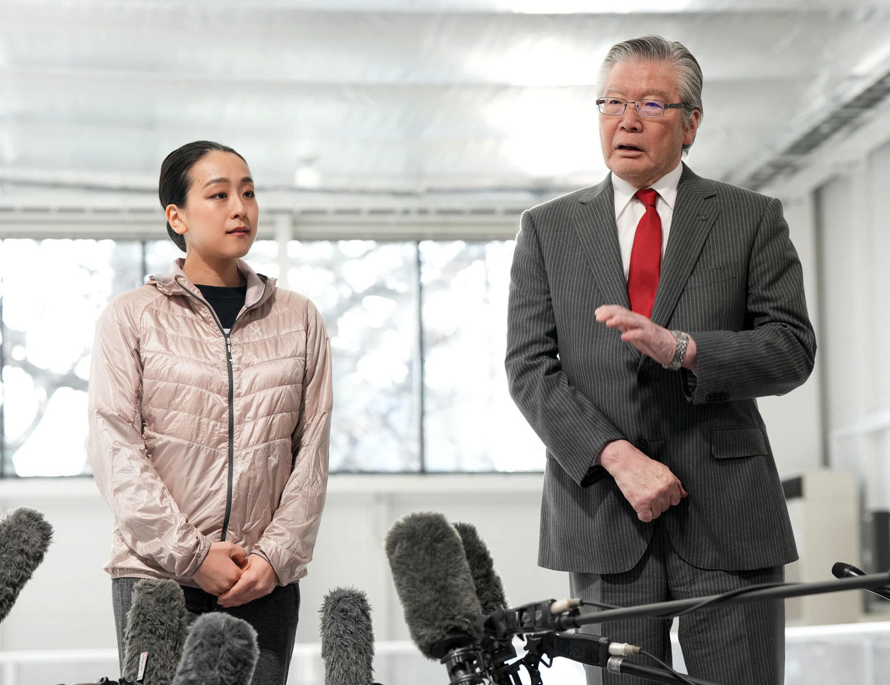会見で心境を語る浅田さん（左）と村山立飛ホールディングス社長（撮影・たえ見朱実）