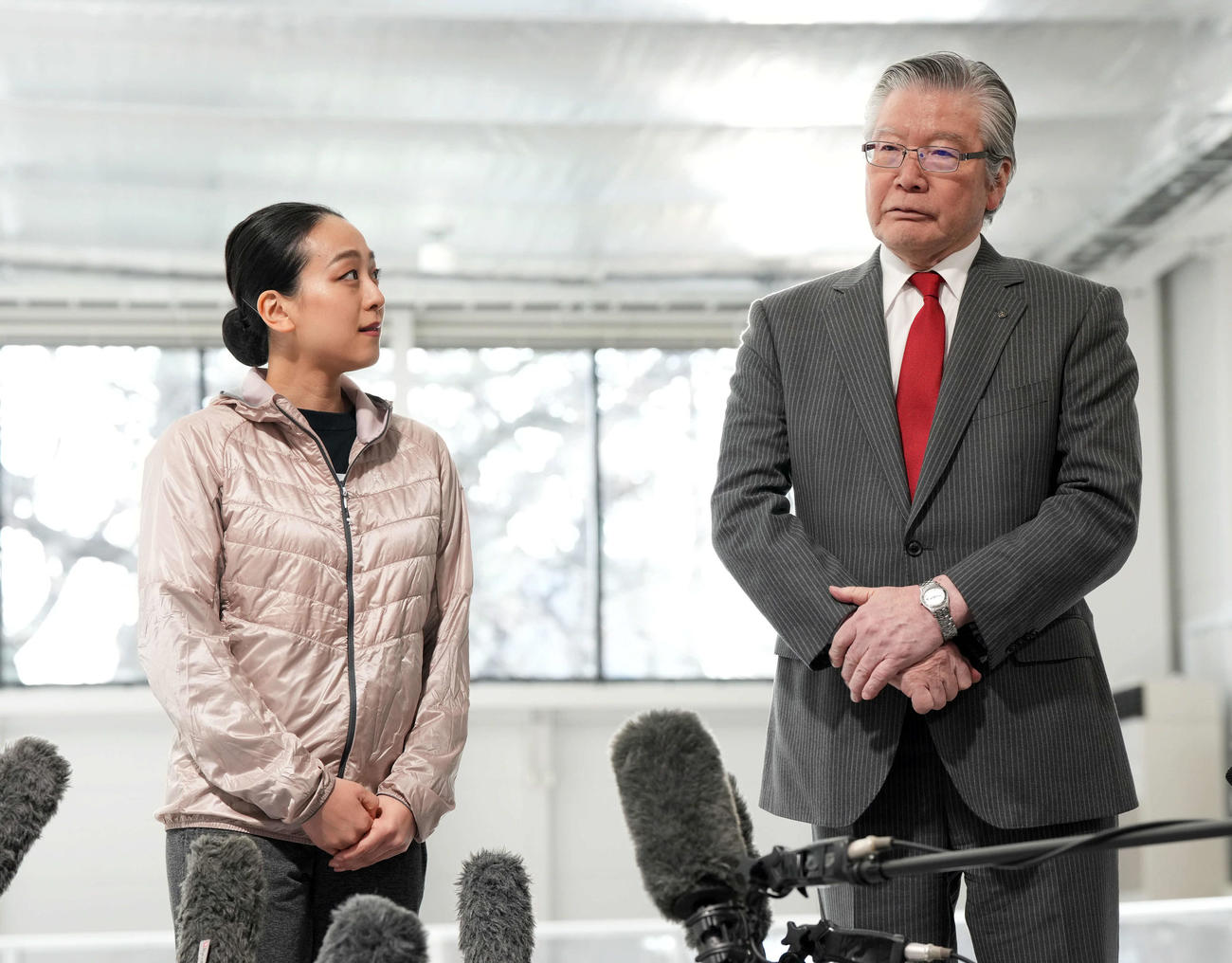 会見で心境を語る浅田さん（左）と村山立飛ホールディングス社長（撮影・たえ見朱実）