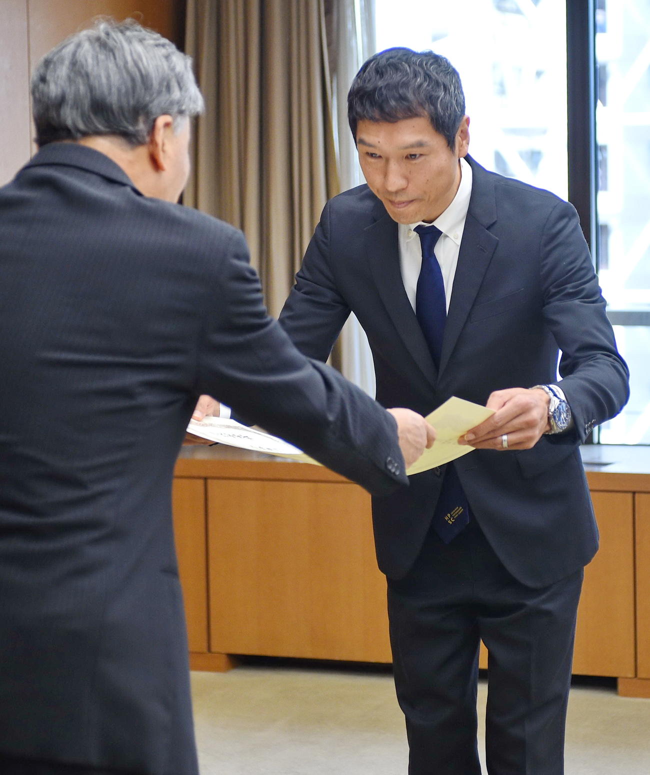 静岡市の難波市長（左）から市民栄誉賞の賞状を受け取る水鳥氏