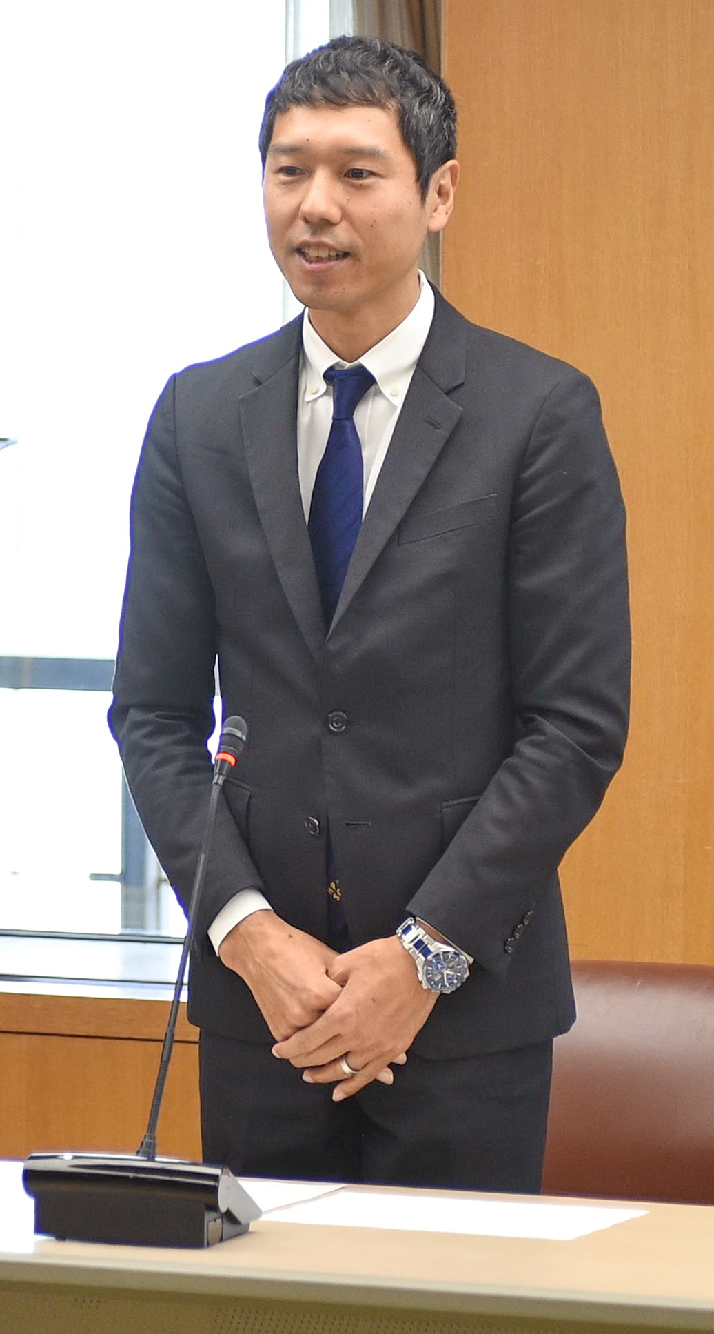 授与式であいさつする水鳥氏