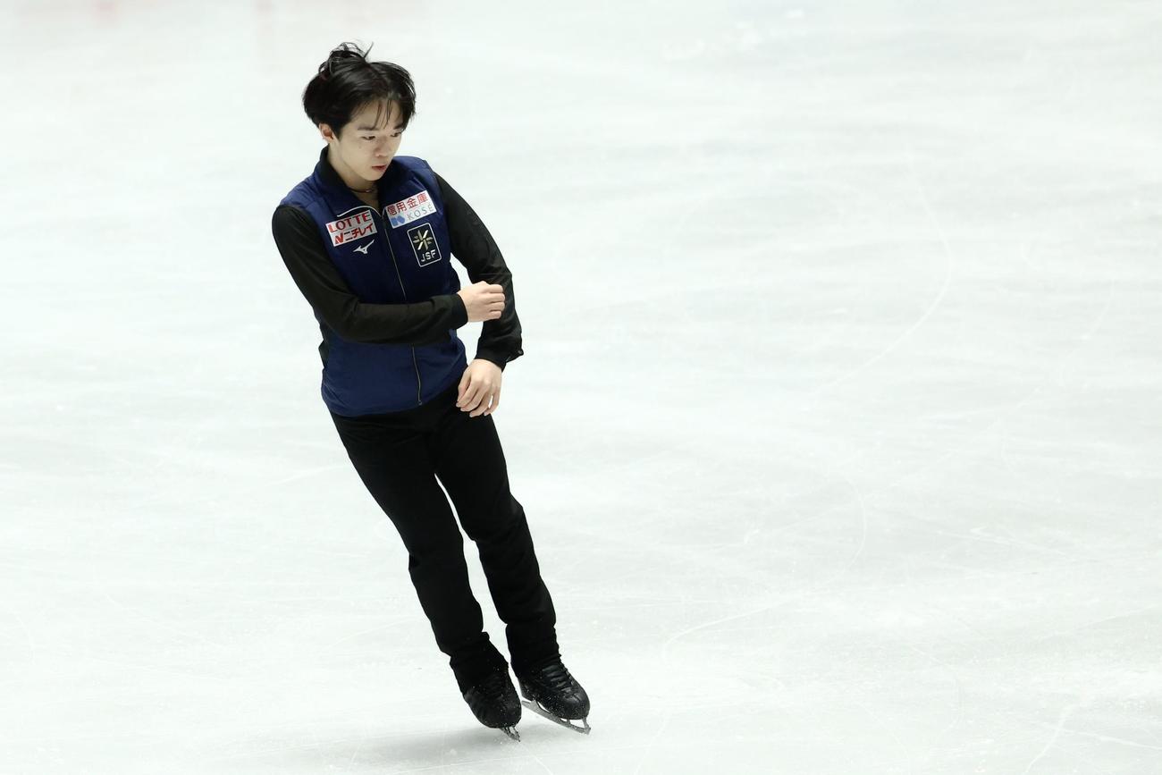公式練習で調整する鍵山（撮影・河田真司）
