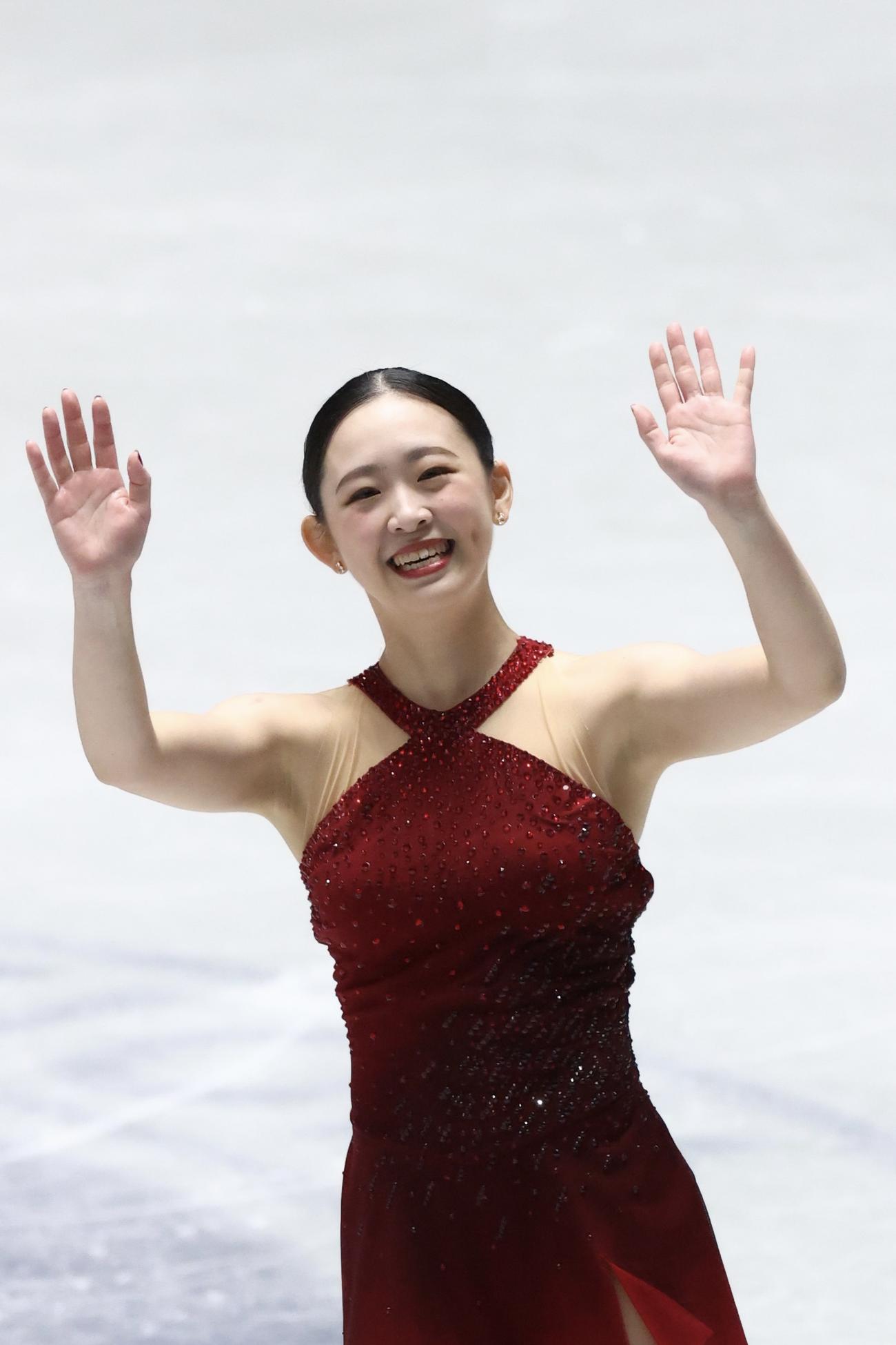 女子SP　演技を終え、笑顔で声援に応える青木（撮影・河田真司）