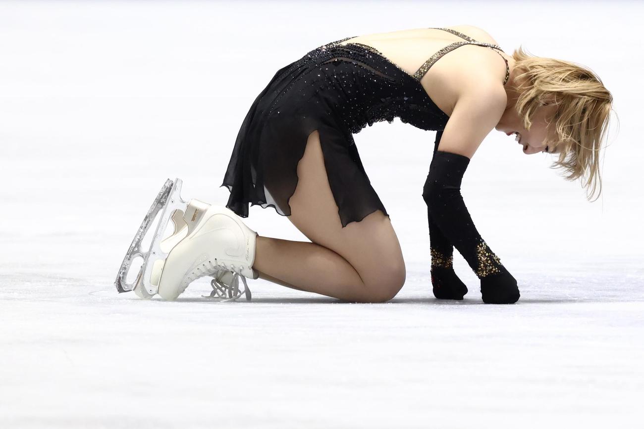 女子フリーの演技を終え、リンクに膝をつき笑顔を見せる坂本（撮影・河田真司）