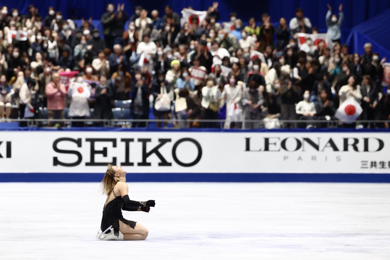 女子フリーの演技を終え、天を仰ぐ坂本（撮影・河田真司）