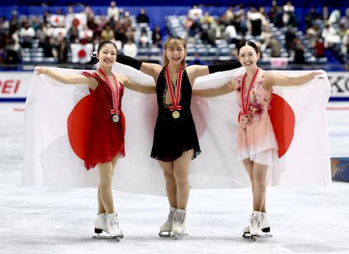 表彰式後、記念撮影で笑顔を見せる女子優勝の坂本（中央）2位の千葉（左）3位の青木（撮影・河田真司）
