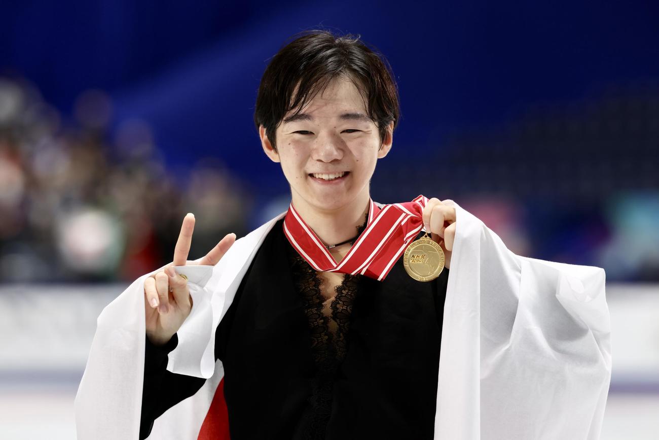 表彰式後、笑顔で記念撮影に臨む男子優勝の鍵山（撮影・河田真司）
