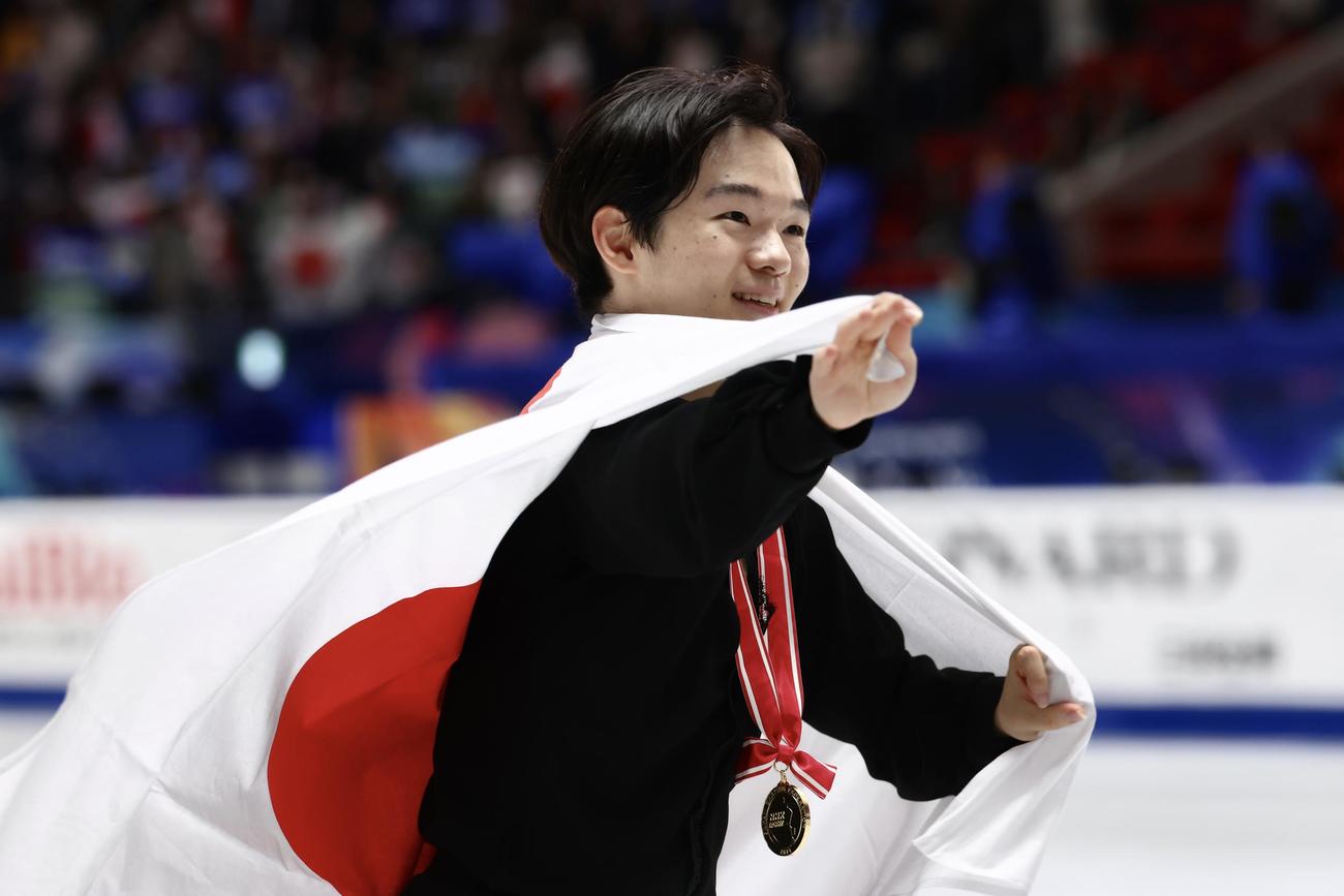 表彰式後、笑顔で声援に応える男子優勝の鍵山（撮影・河田真司）