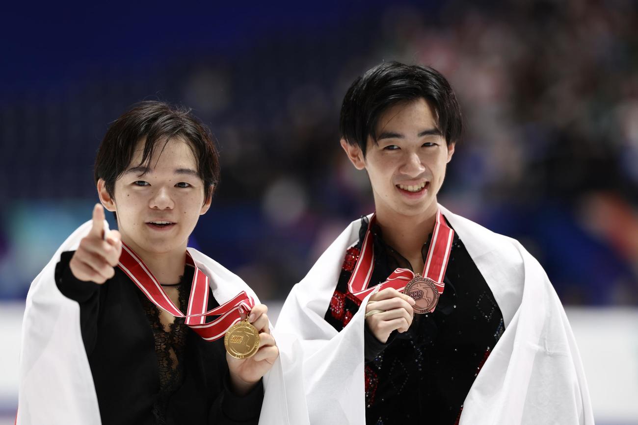 表彰式後、笑顔で記念撮影に臨む男子優勝の鍵山（左）と壷井（撮影・河田真司）