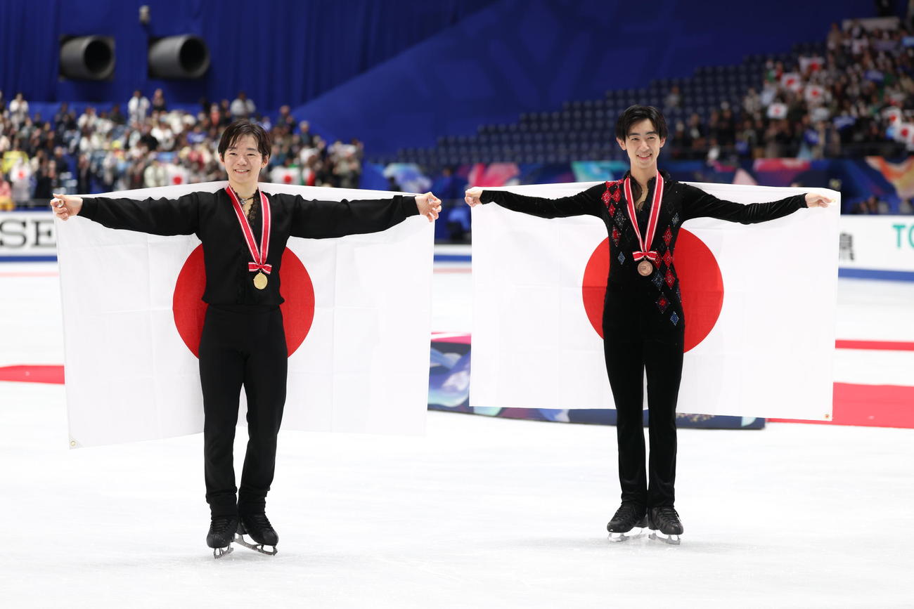 表彰式後、笑顔で記念撮影に臨む鍵山（左）と壷井（撮影・河田真司）
