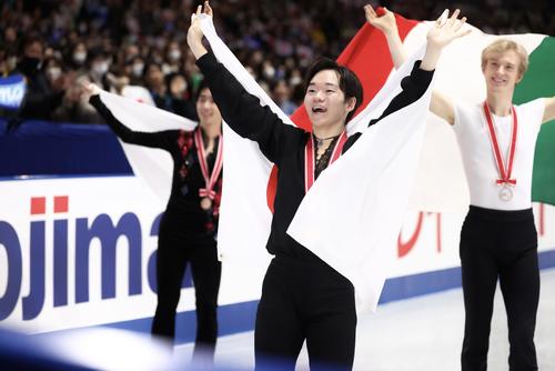 表彰式後、笑顔で声援に応える男子優勝の鍵山(撮影・河田真司)