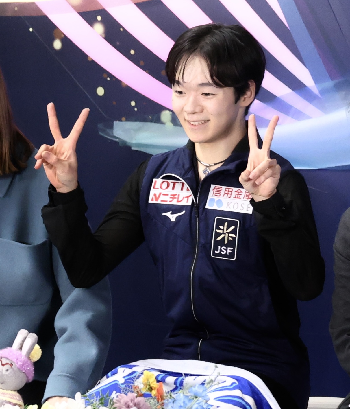 演技を終えテレビカメラに向かいダブルピースする鍵山（撮影・河田真司）