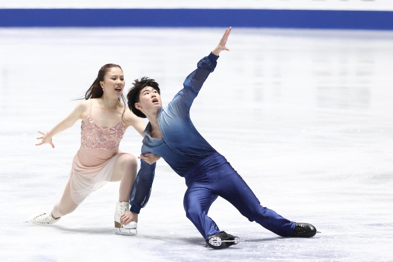アイスダンス・フリーダンスで演技を披露する吉田（左）と森田（撮影・河田真司）