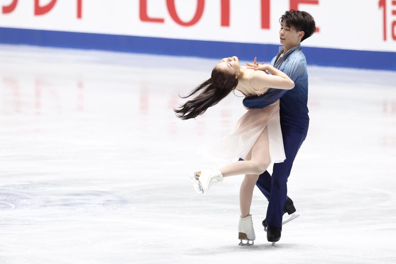 アイスダンス・フリーダンスで演技を披露する吉田（左）と森田（撮影・河田真司）