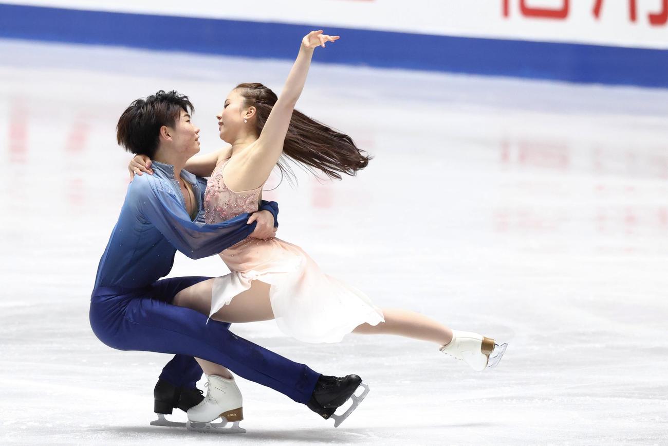 アイスダンス・フリーダンスで演技を披露する森田（左）と吉田（撮影・河田真司）