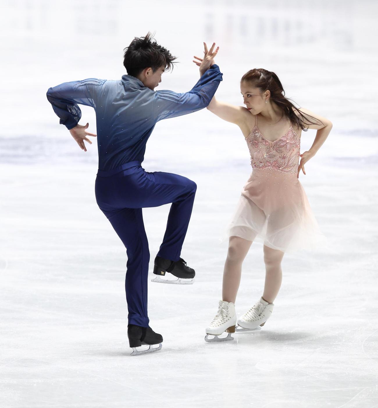 アイスダンス・フリーダンスで演技を披露する森田（左）と吉田（撮影・河田真司）