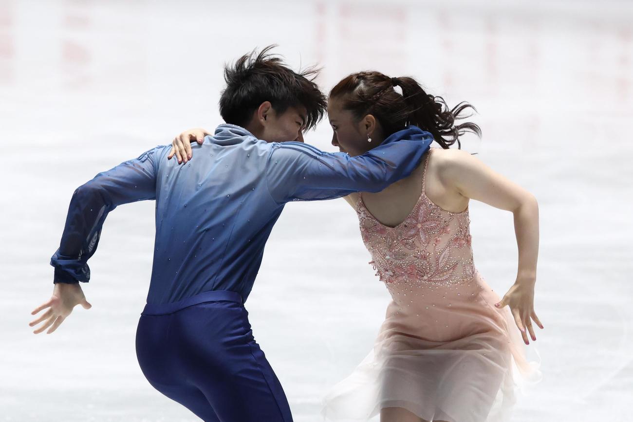 アイスダンス・フリーダンスで演技を披露する森田（左）と吉田（撮影・河田真司）