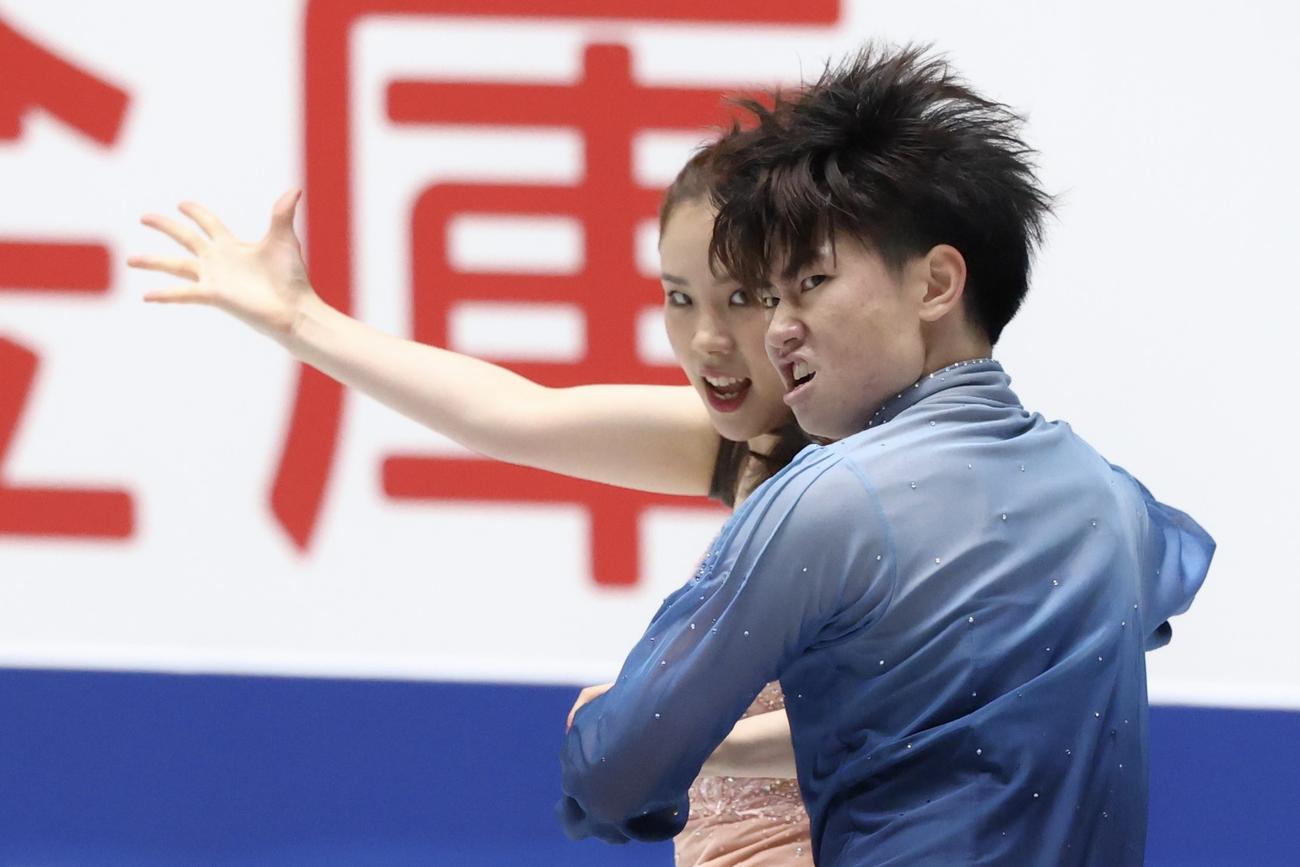 アイスダンス・フリーダンスで演技を披露する森田（手前）と吉田（撮影・河田真司）